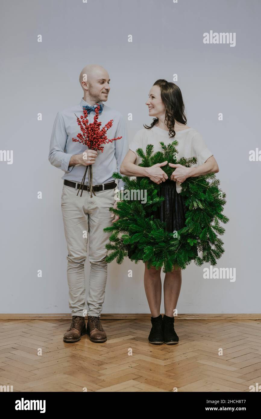 Mann und Frau mit Tannenkranz Stockfoto