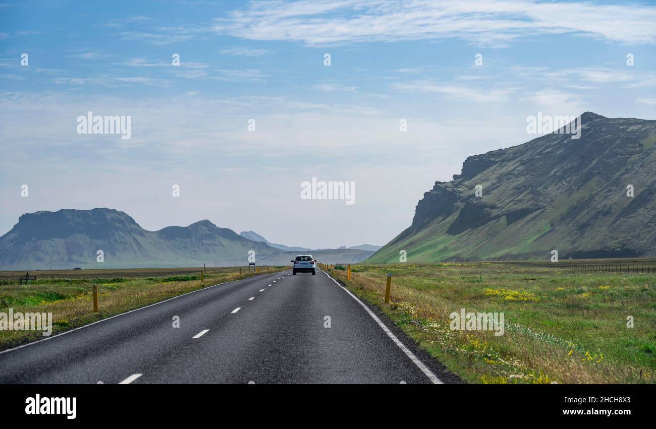 Auto auf der Ringstraße, Landschaft mit Bergen, Island Stockfoto