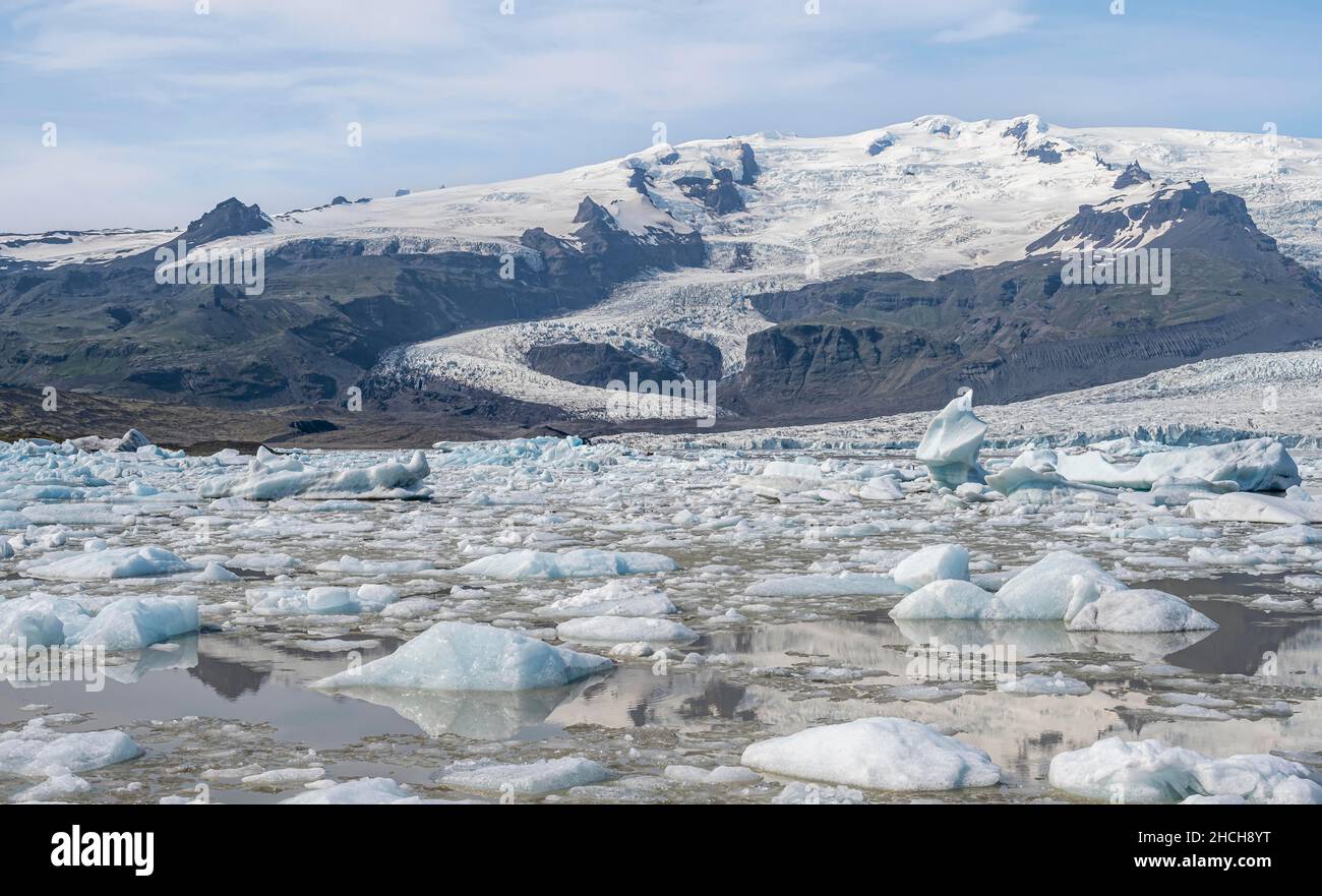 Fjallsarlon-Eislagune, Eisschollen vor dem Vatnajoekull-Gletscher, Hornafjoerour, Island Stockfoto