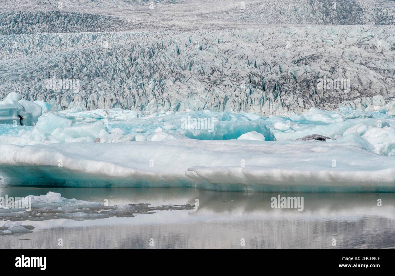 Fjallsarlon-Eislagune, Eisschollen vor dem Vatnajoekull-Gletscher, Hornafjoerour, Island Stockfoto