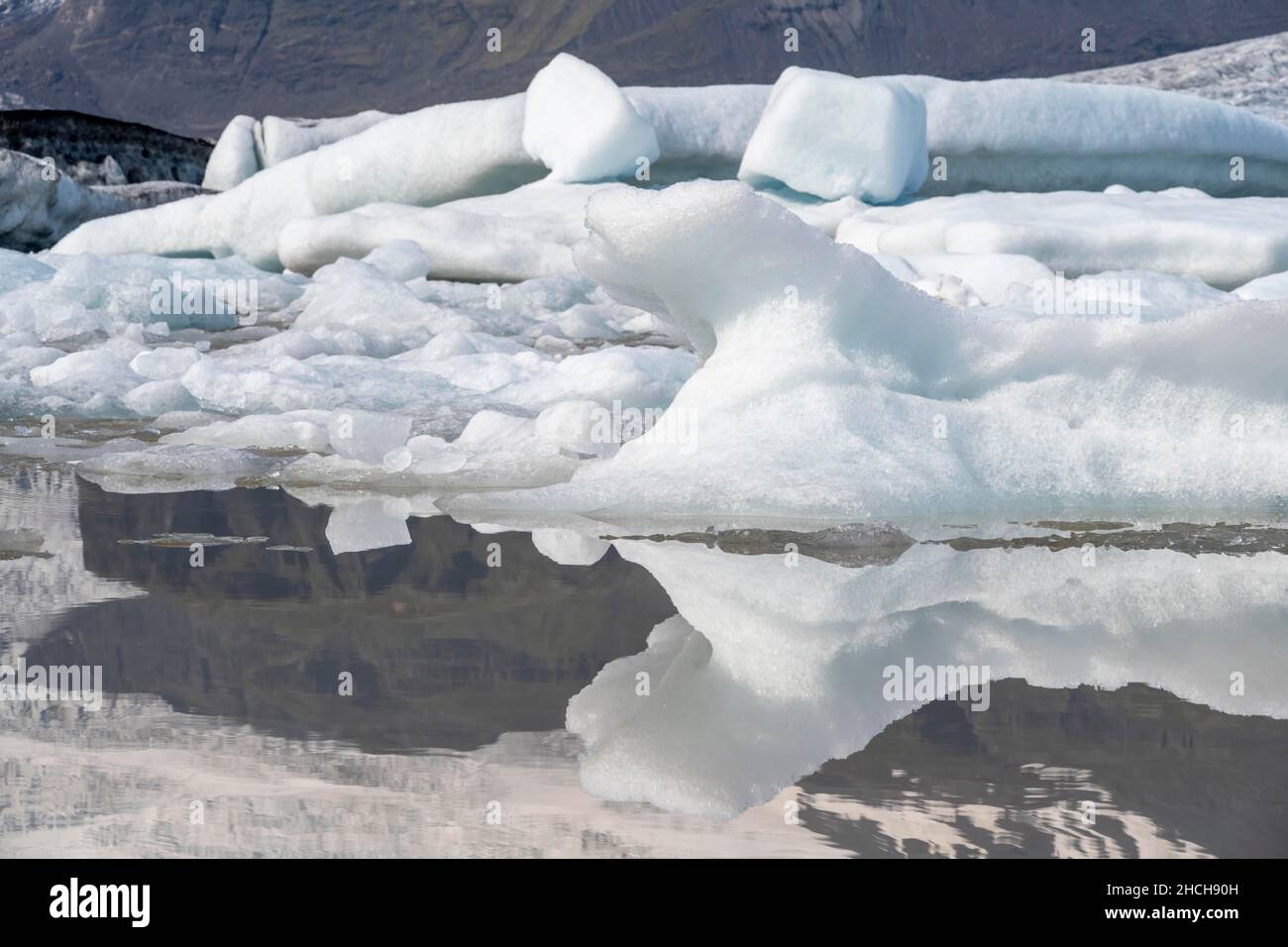 Fjallsarlon-Eislagune, Eisschollen vor dem Vatnajoekull-Gletscher, Hornafjoerour, Island Stockfoto