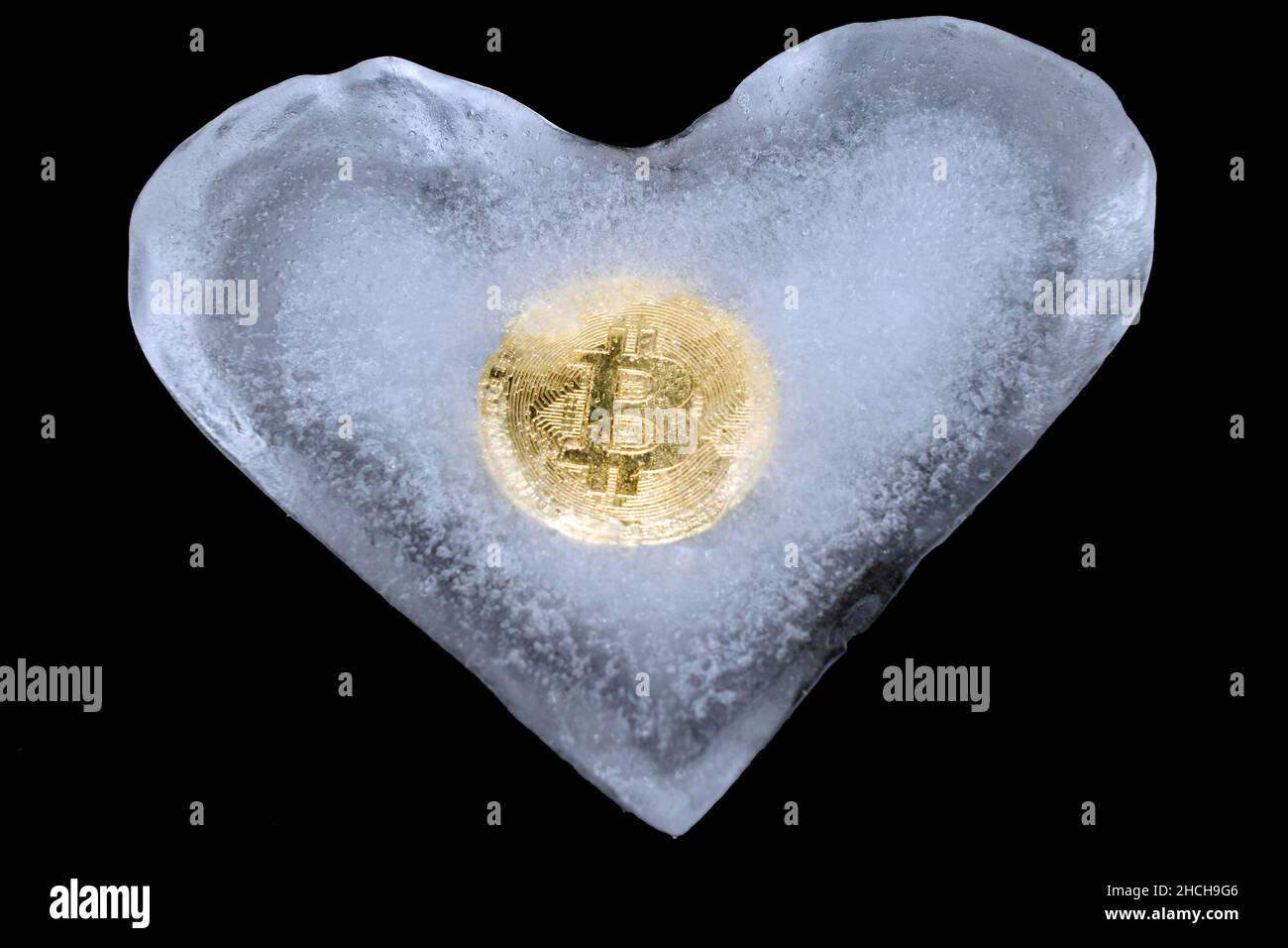 Bitcoin in Herzform eingefroren, Studiofotografie mit schwarzem Hintergrund Stockfoto