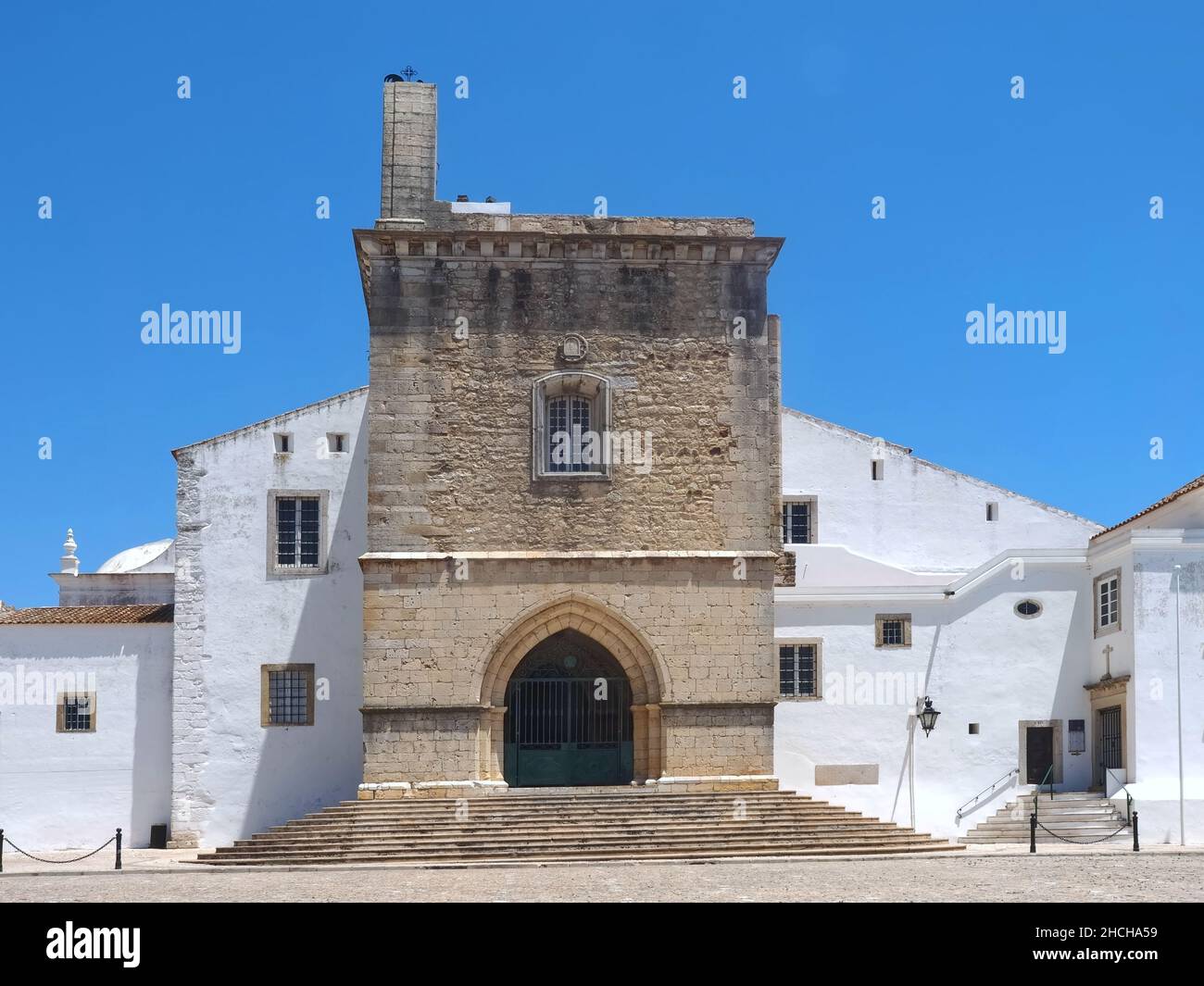 Schöne Kathedrale von Faro, interessante Architektur an der Algarve Küste von Portugal Stockfoto