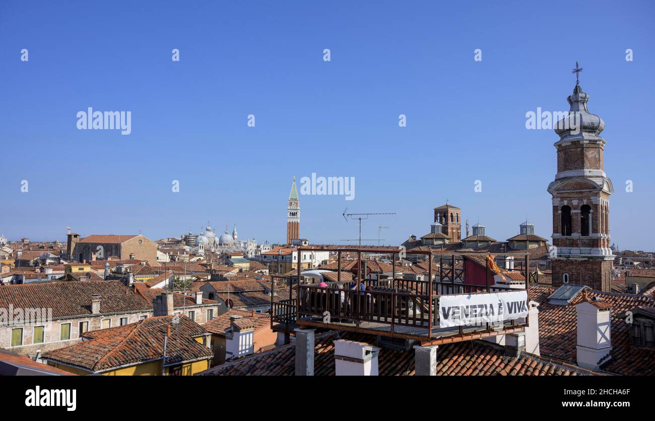 Blick von der Dachterrasse des Fondaco dei Tedeschi auf den Markusplatz, Venedig, Provinz Venedig, Italien Stockfoto