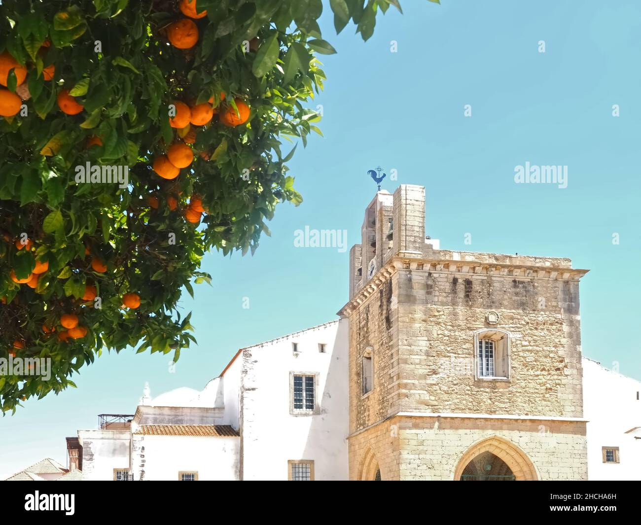 Schöne Kathedrale von Faro, interessante Architektur an der Algarve Küste von Portugal Stockfoto