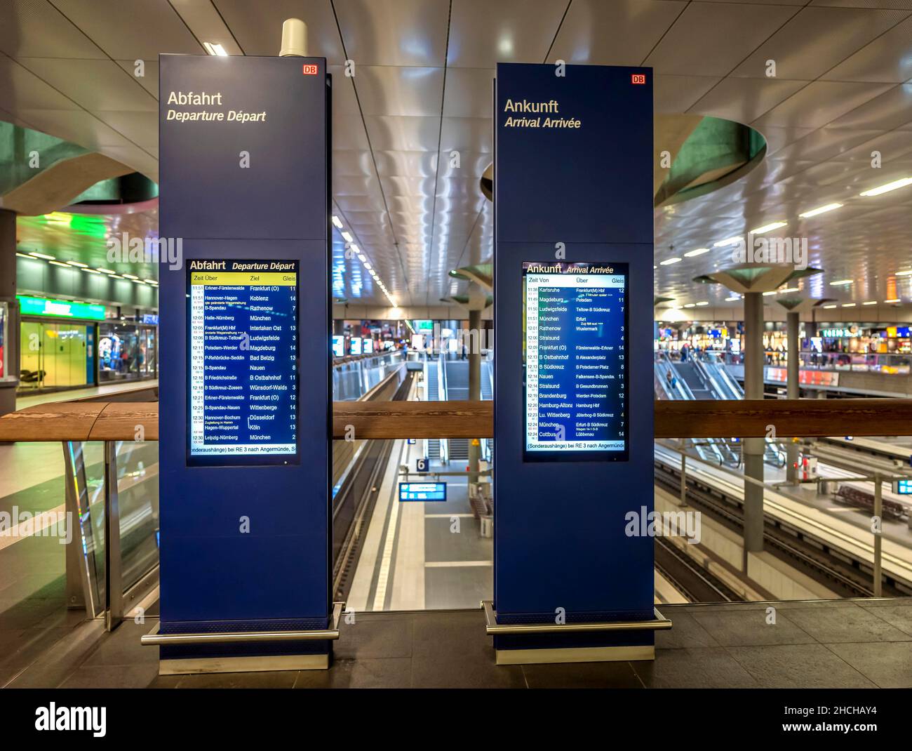 Blaue Informationsbildschirme am Hauptbahnhof, Berlin, Deutschland Stockfoto