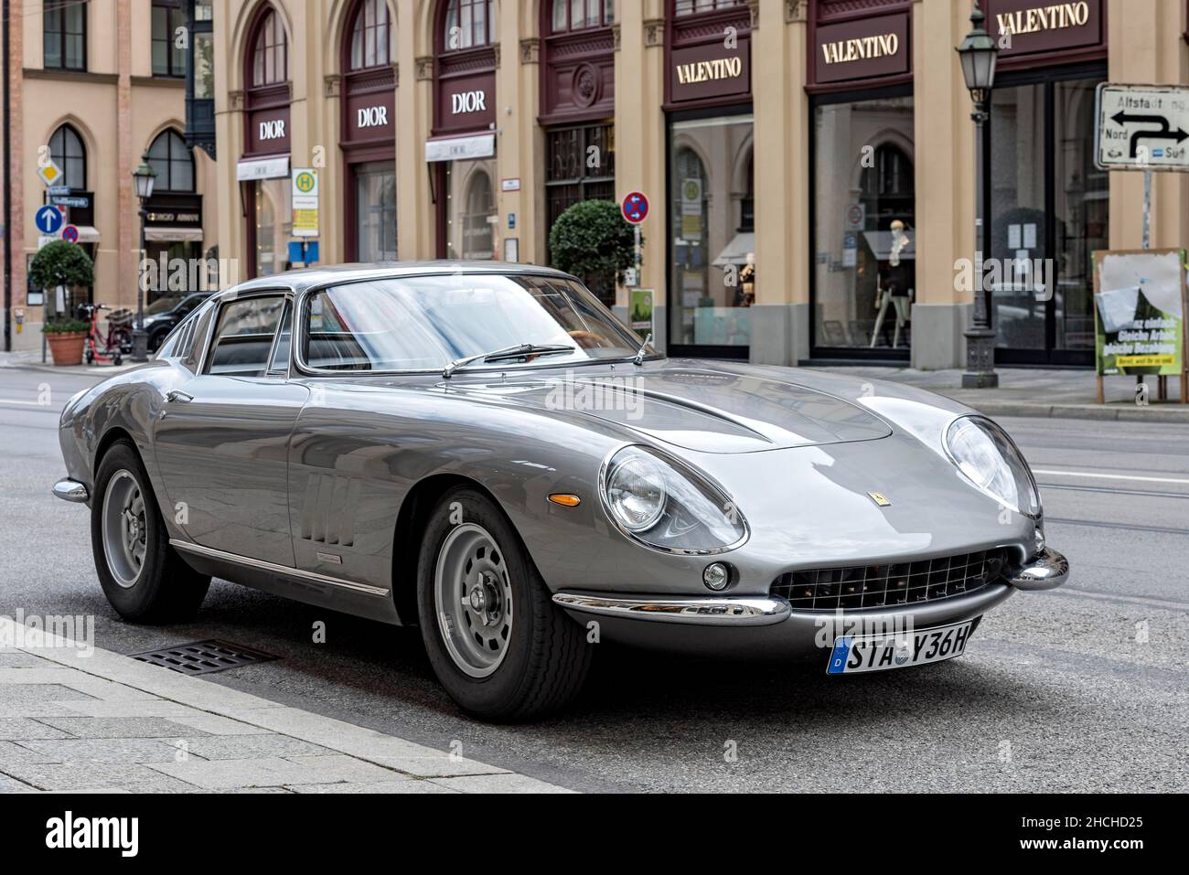 Geparkter Oldtimer-Sportwagen Ferrari 275 GTB4, Baujahr 1966, Maximilianstraße mit exklusiven Modegeschäften, München, Oberbayern Stockfoto