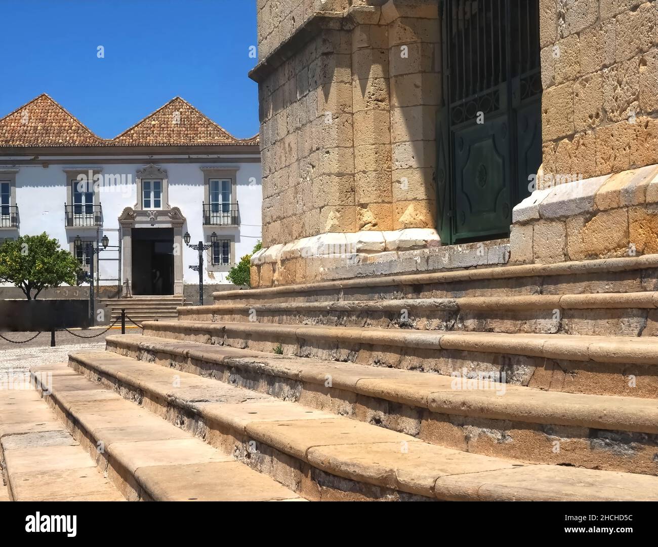 Schöne Kathedrale von Faro, interessante Architektur an der Algarve Küste von Portugal Stockfoto