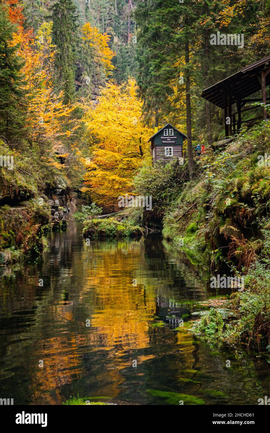 Wanderung durch die Kamnitzklamm im Herbst Stockfoto