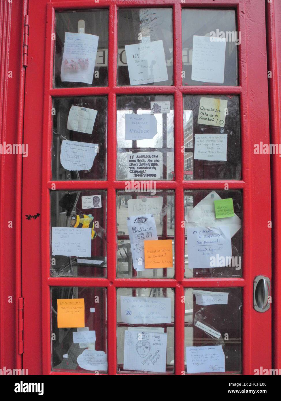 Nahaufnahme der Nachrichten, die auf dem „Sherlock Holmes“-Telefonkasten vor dem St. Barts Hospital in Smithfield, im Zentrum von London, England, Großbritannien, hinterlassen wurden Stockfoto