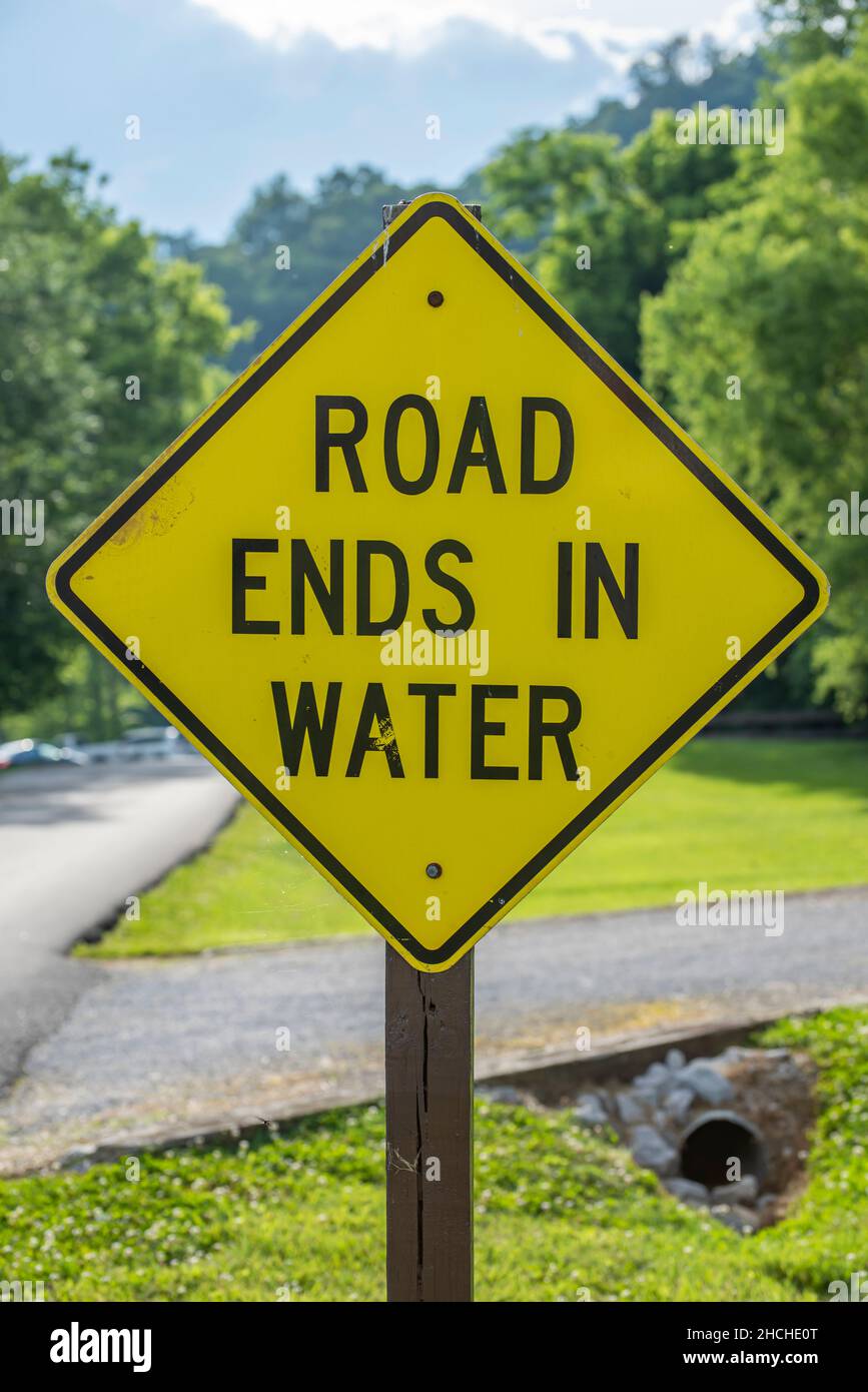 Warnschild „Straße endet im Wasser“ Stockfoto