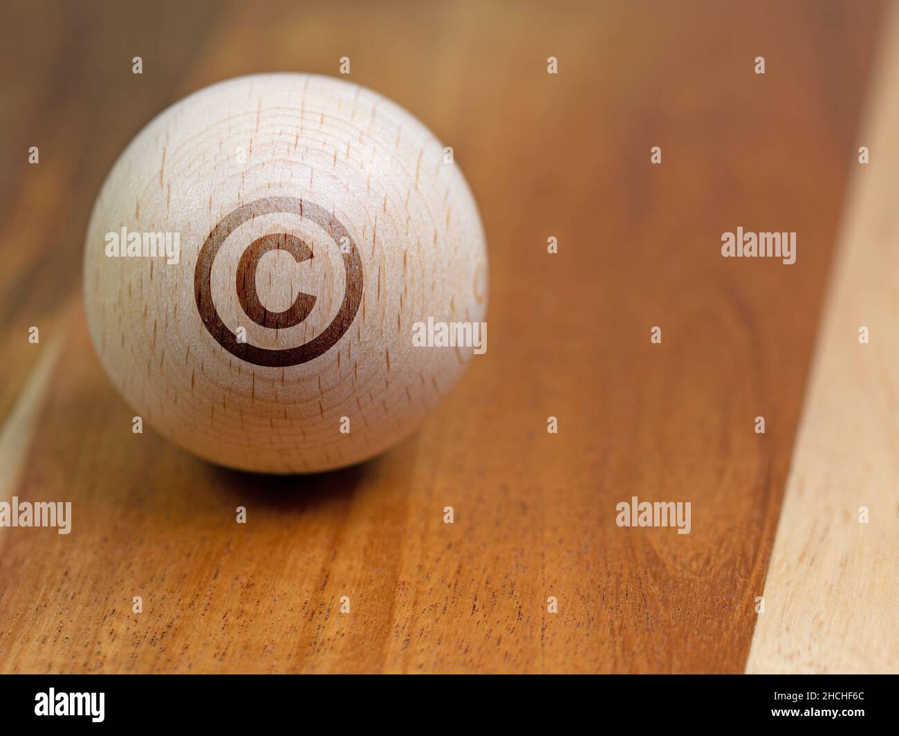 Copyright-Zeichen auf einer Holzkugel Stockfoto