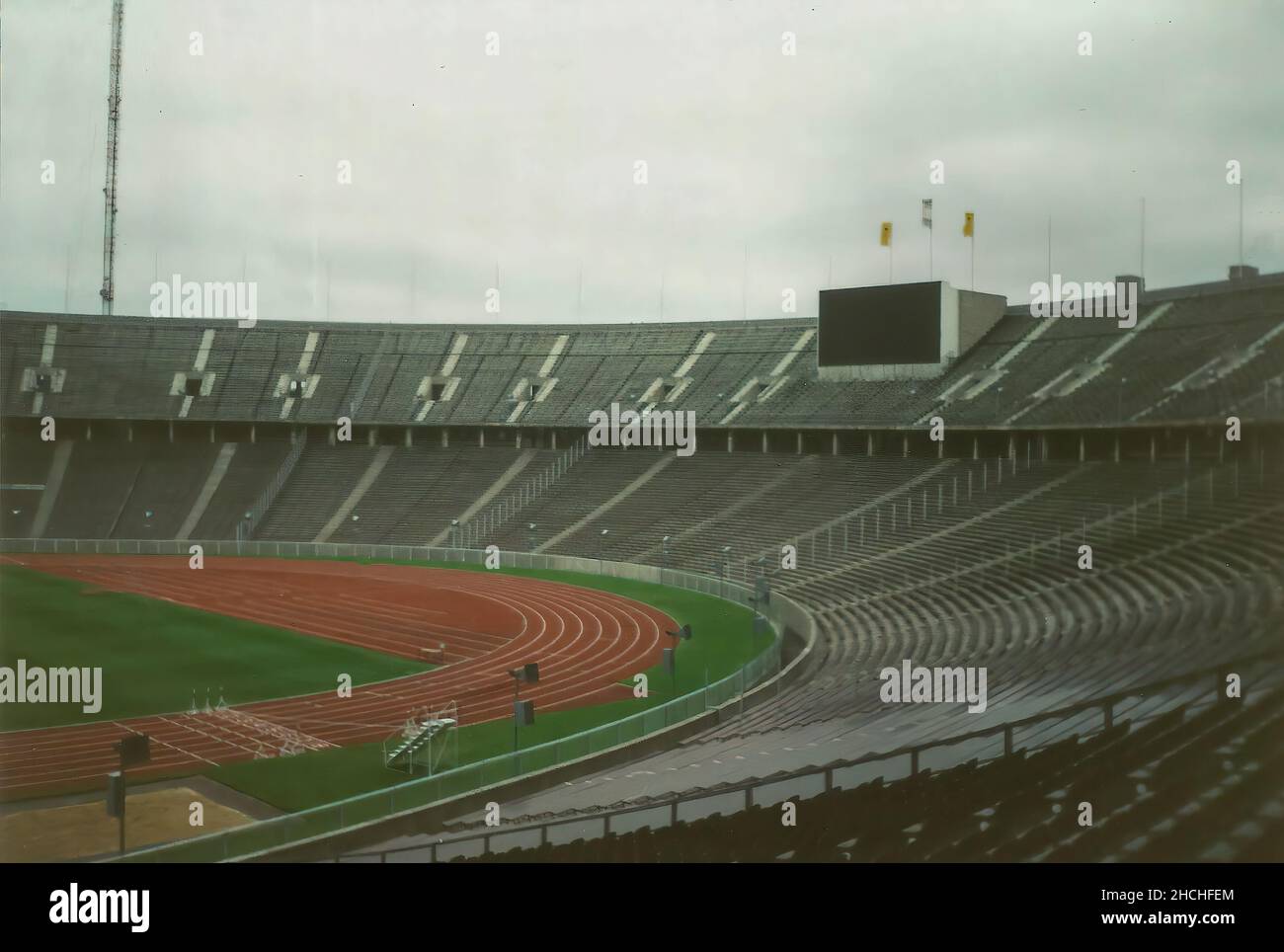 das-olympiastadion-in-berlin-deutschland-1993-kurz-nach-der-wiedervereinigung-deutschlands-2hchfem.jpg