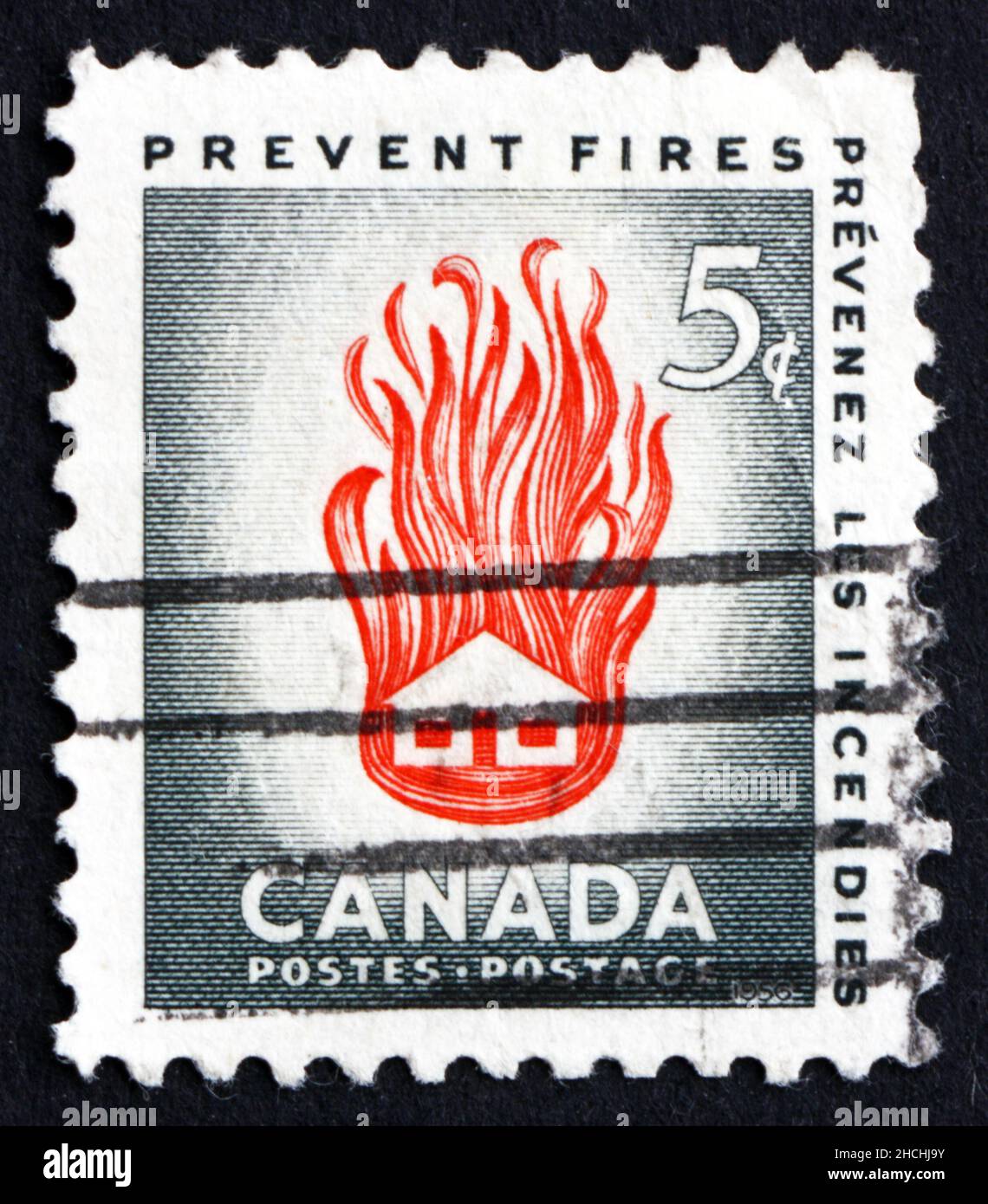 KANADA - UM 1956: Ein Stempel, der in Kanada gedruckt wurde, zeigt House on Fire, The Needless Waste, die durch vermeidbare Brände verursacht wurden, um 1956 Stockfoto