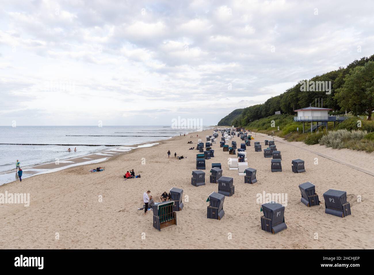 Blick auf den Koserow-Strand unter bewölktem Himmel im Sommer Stockfoto