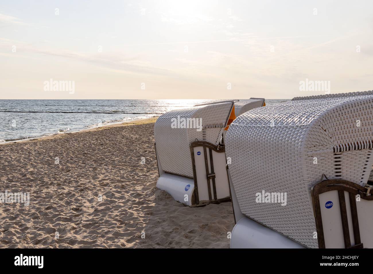 Der Blick auf den Strand von Zempin auf der Insel Usedom mit vielen Liegestühlen im Sommer Stockfoto