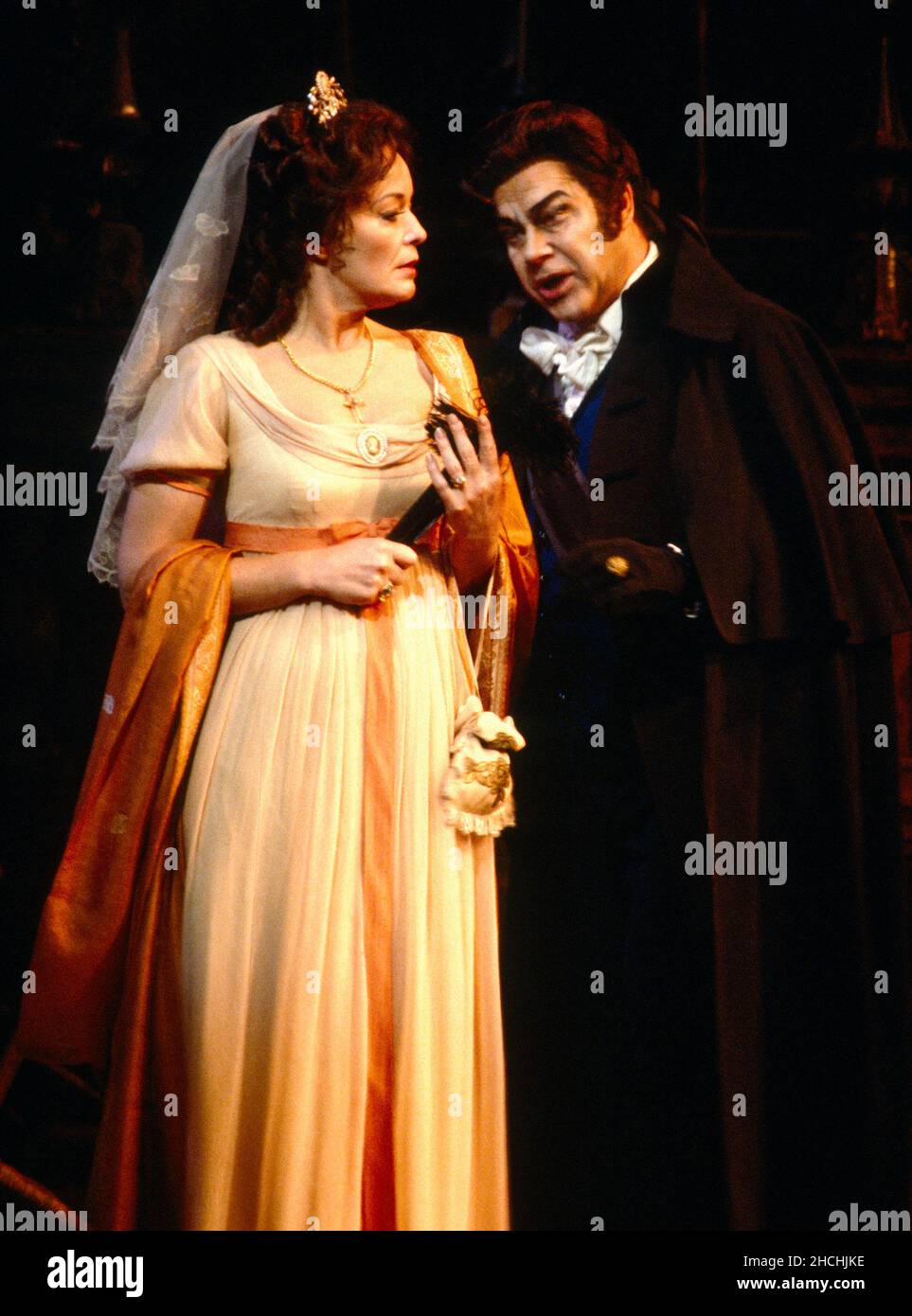 Akt 1: Gwyneth Jones (Floria Tosca), Ingvar Wixell (Baron Scarpia) in TOSCA von Puccini an der Royal Opera, Covent Garden, London WC2 06/11/1981 Dirigent: Silvio Varviso Bühnenbild: Renzo Mongiardino Kostüme: Marcel Escoffier Revival Beleuchtung: John B Original lesen Regie: Franco Zeffirelli Revival Regie: Ande Anderson Stockfoto