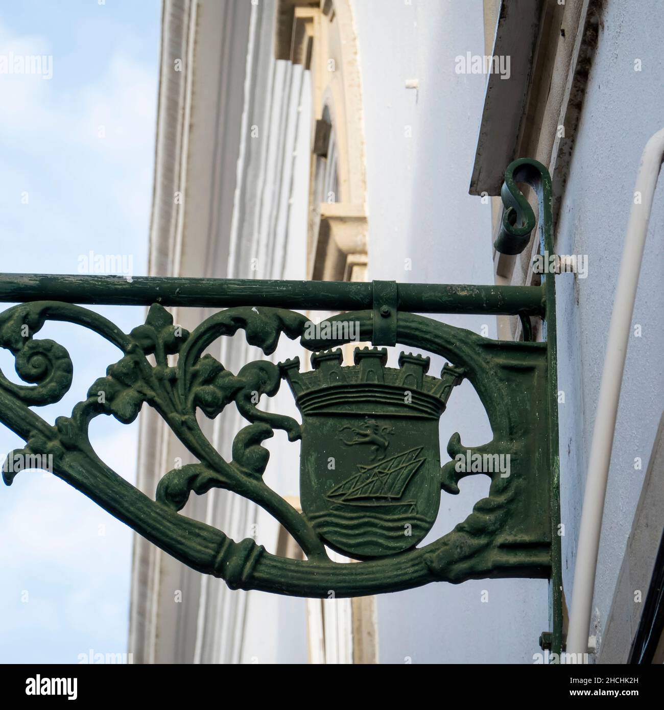 Stadtwappen auf einer Straßenlaterne in Olhao, Portugal. Stockfoto