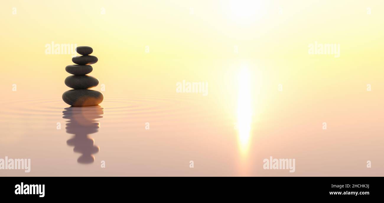 Stapel von Kieselsteinen im weiten Ozean bei Sonnenuntergang, japanisches Zen-Garten-Konzeptbild, Copyspace für Ihren individuellen Text. Stockfoto