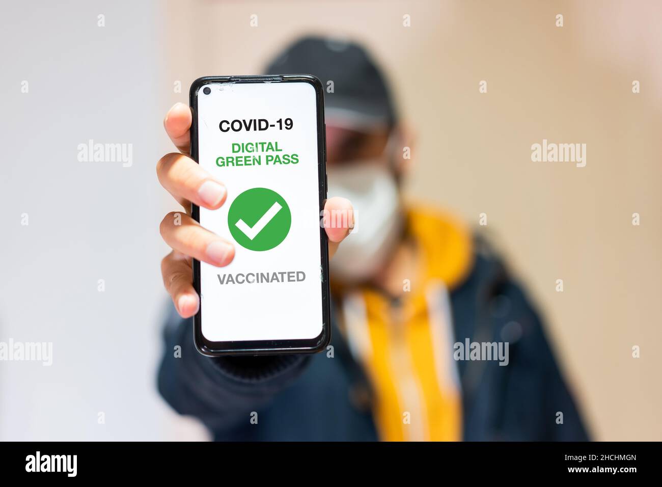 Grüner Pass von covid-19, zeigt ein Mann ein Handy mit dem Gesundheitspass. Impfpass, um zu reisen und zu Restaurants, coron gehen zu können Stockfoto