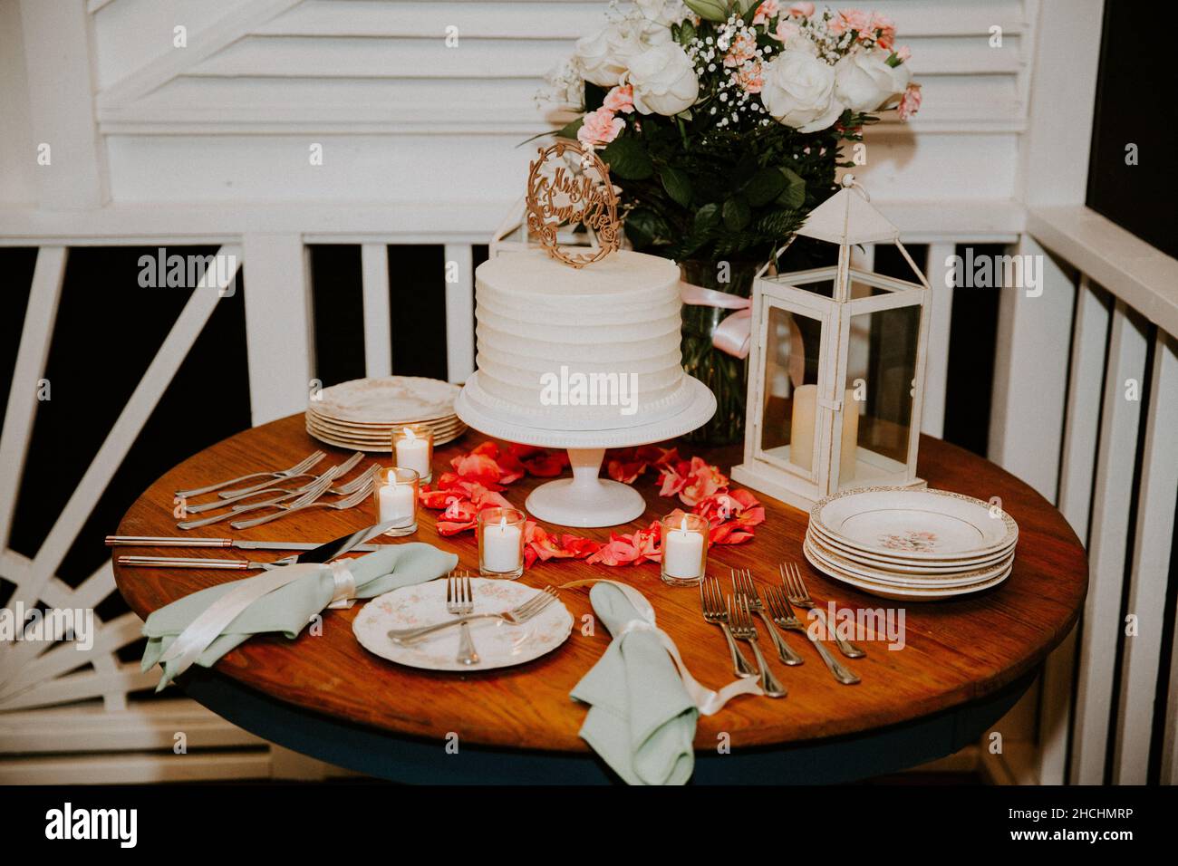 Hochzeitstorte Tisch aufgestellt Stockfoto