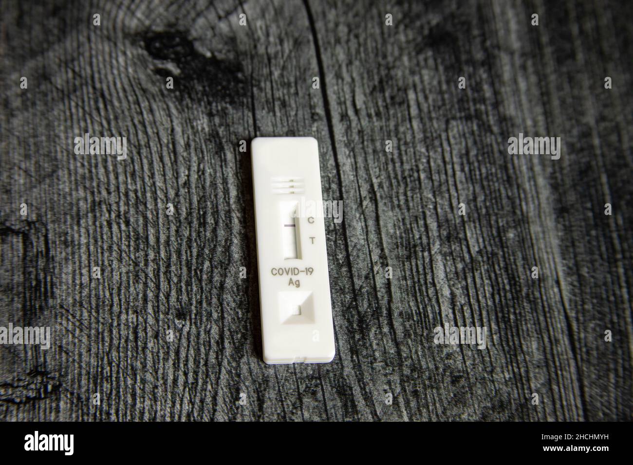Negative COVID-19 Selbsttestanzeige auf Holz mit Kopierfläche. Stockfoto