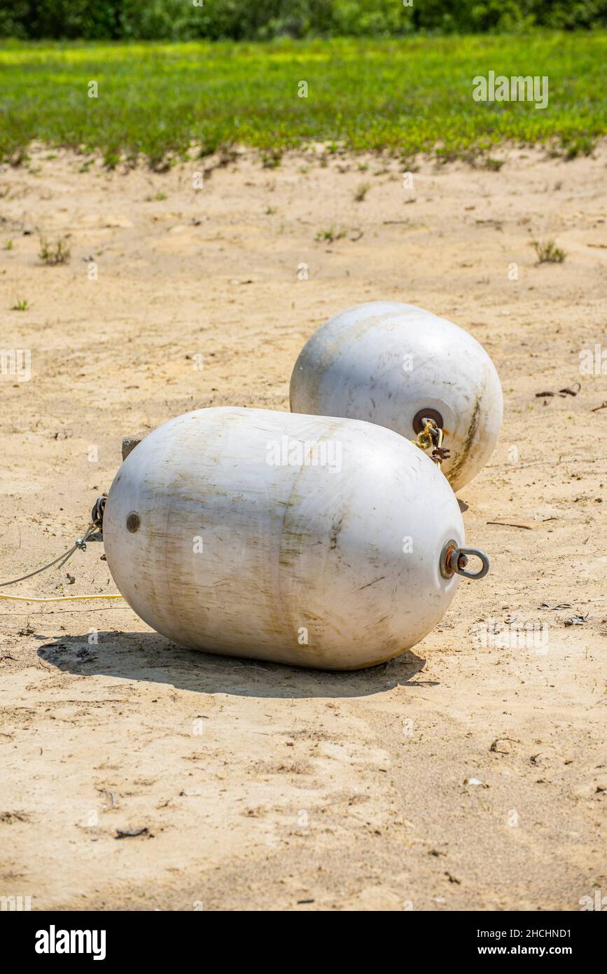Bootsbojen für einen Badebereich am Seestrand Stockfoto