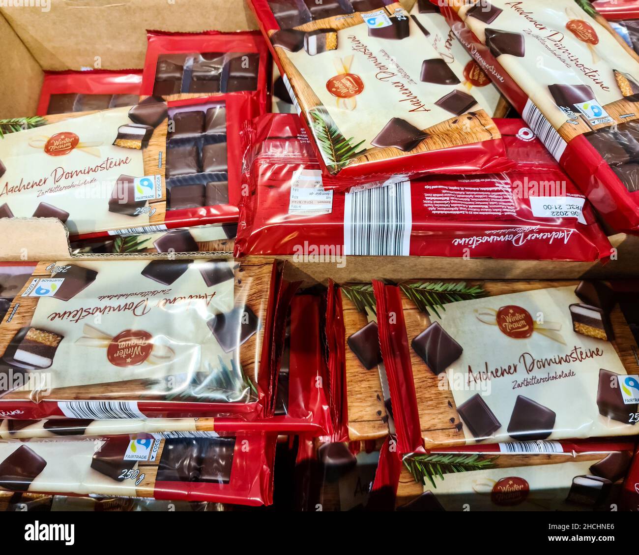 Schachtel voller Dominosteine mit Schokolade, fertig zum Verkauf in einem deutschen Discounter in Kiel Stockfoto