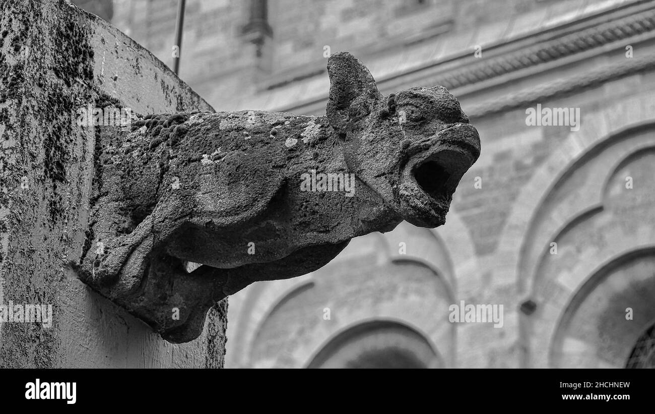 Selektive Fokusaufnahme eines uralten Gargoyles in Schwarz und Weiß Stockfoto