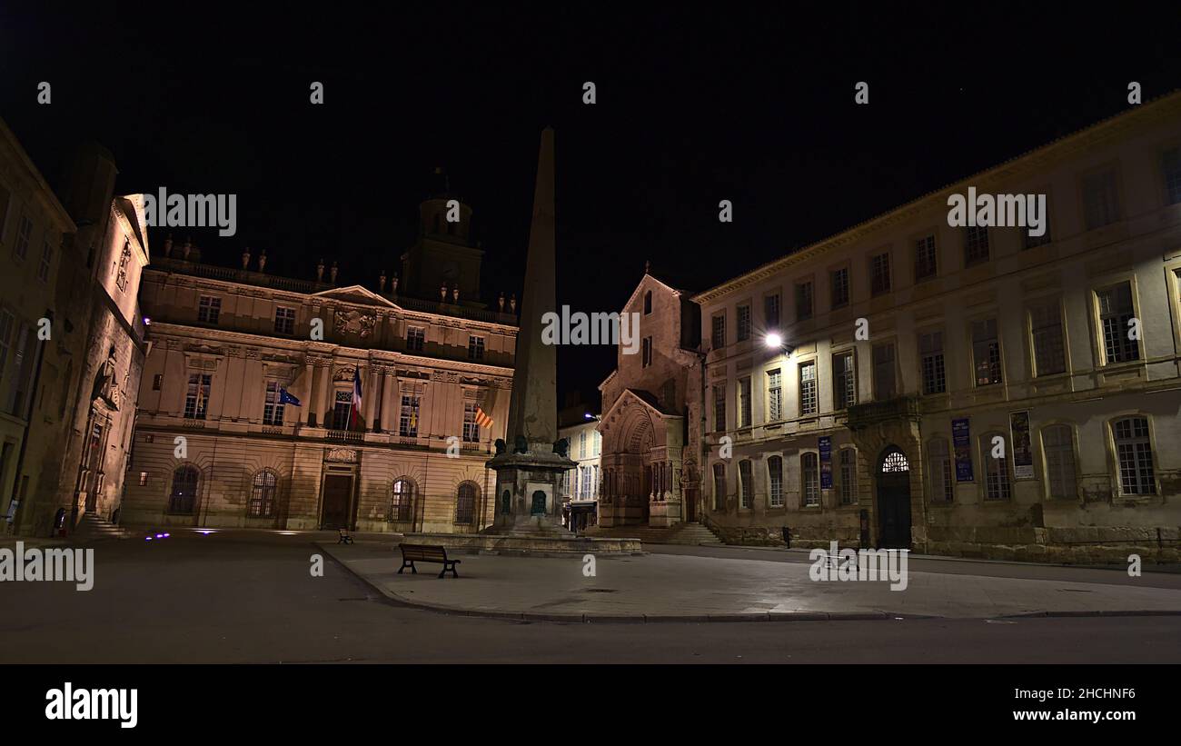 Nachtansicht des Platzes Place de la Republique im historischen Zentrum von Arles, Provence, Frankreich mit Rathaus und Palais de l'Archeveche. Stockfoto
