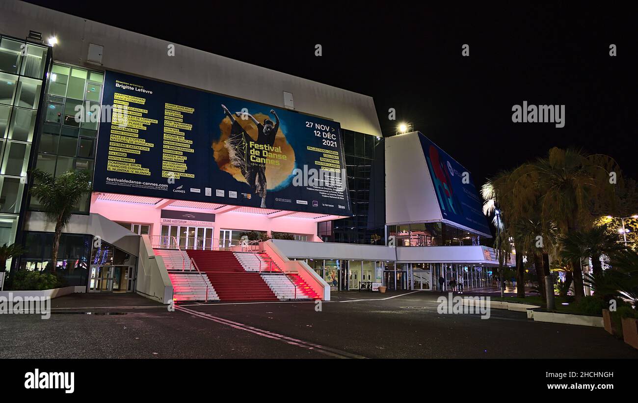 Nachtansicht des Palais des Festivals et des Congres mit Eintritt zum großen Autitorium und Werbung für das Festival de Danse Cannes 2021. Stockfoto