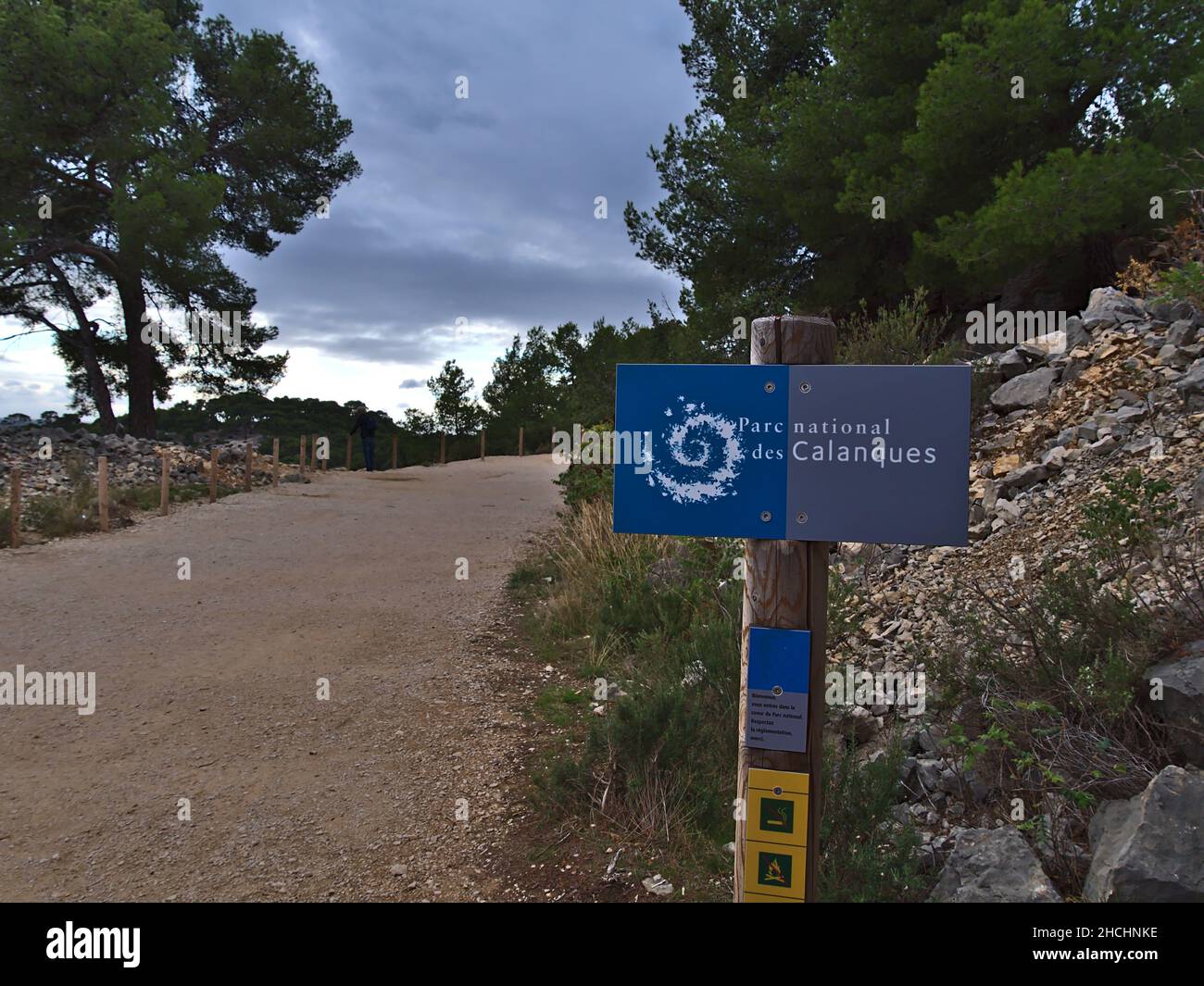 Blauer Wegweiser am Eingang des Nationalparks Calanques (Parc National des Calanques) in der Nähe von Cassis an der französischen Riviera. Konzentrieren Sie sich auf das Zeichen. Stockfoto