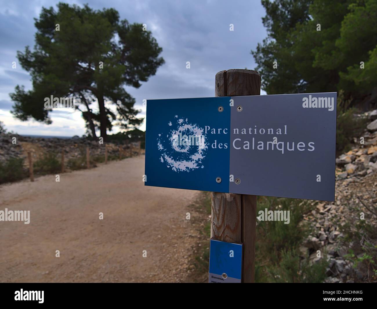Blauer Wegweiser am Eingang des Nationalparks Calanques (Parc National des Calanques) an der französischen Riviera. Konzentrieren Sie sich auf das Zeichen. Stockfoto
