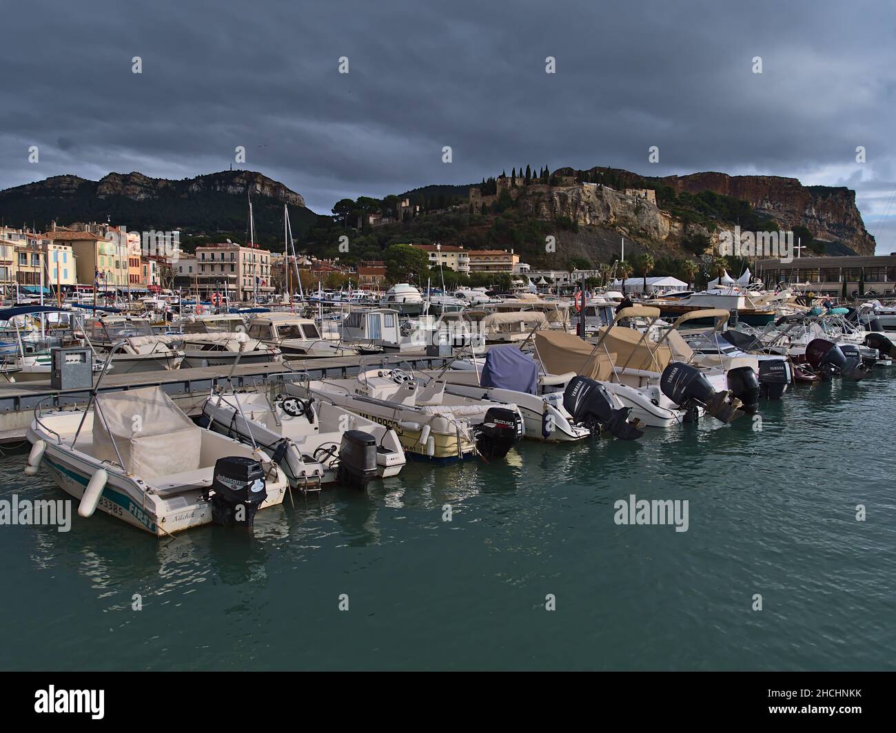 Schöner Blick auf den Hafen der Kleinstadt Cassis, Französische Riviera, Frankreich an bewölktem Tag im Herbst mit Booten und historischen Gebäuden. Stockfoto