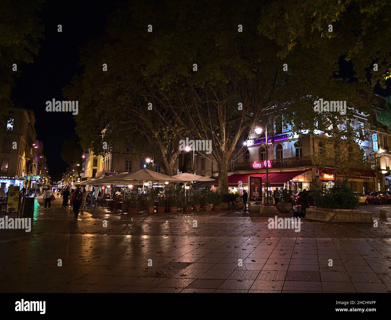Schöner Blick auf den belebten Platz Place de l'Horloge in der Altstadt von Avignon, Provence, Frankreich mit Restaurants und Geschäften. Stockfoto