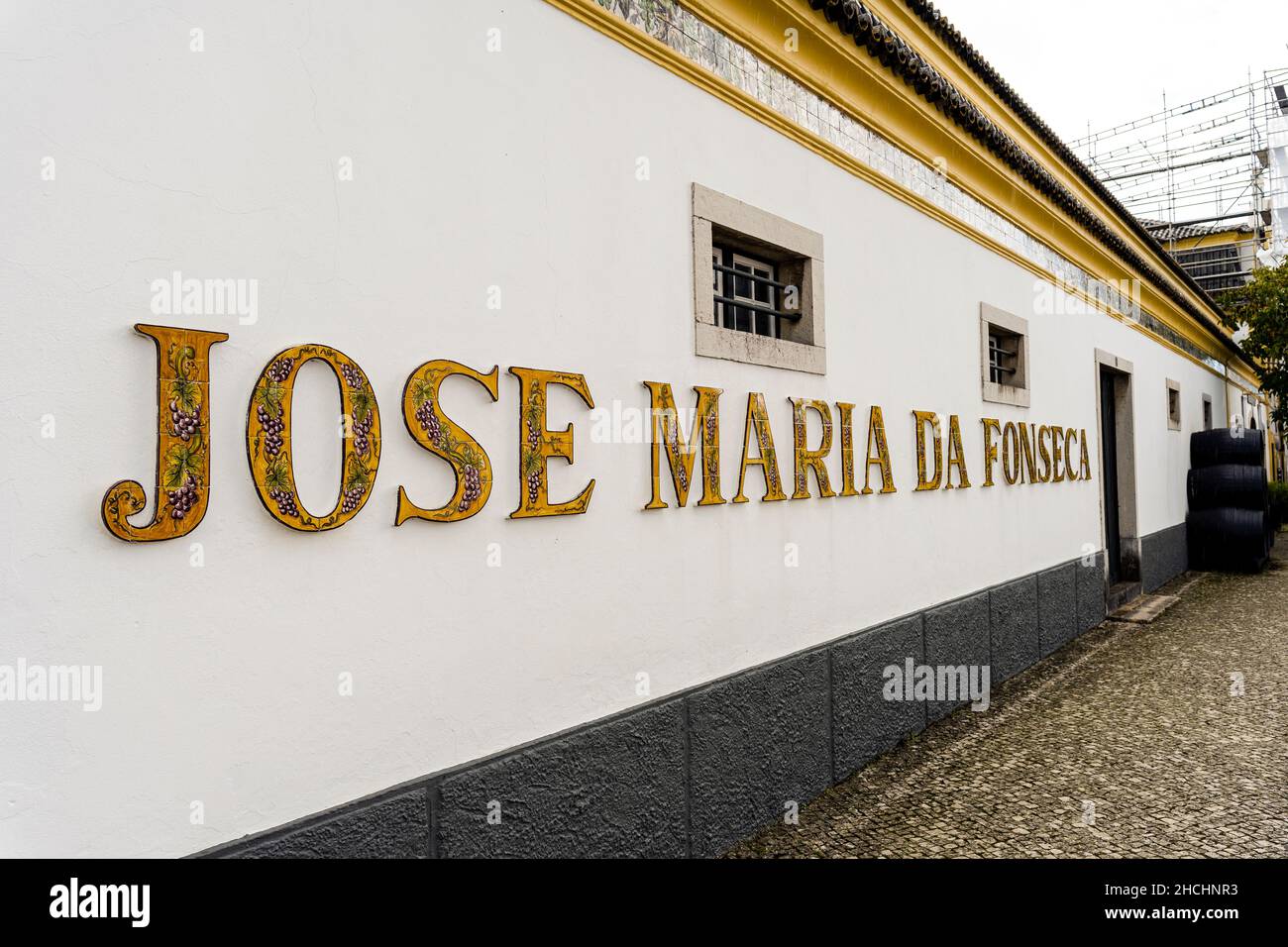 Azeitao, Portugal - 3. November 2021: Unterzeichnen Sie Jose Maria da Fonseca an der Fassade des berühmten Weinguts im Großraum Lissabon Stockfoto