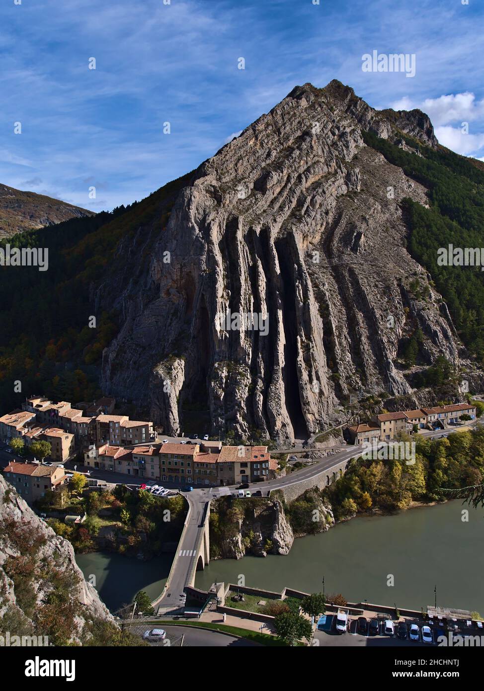 Blick auf den Fluss Durance in einem Tal in Sisteron, Provence, Frankreich mit dem berühmten Berg Rocher de la Baume an sonnigen Herbsttag. Stockfoto