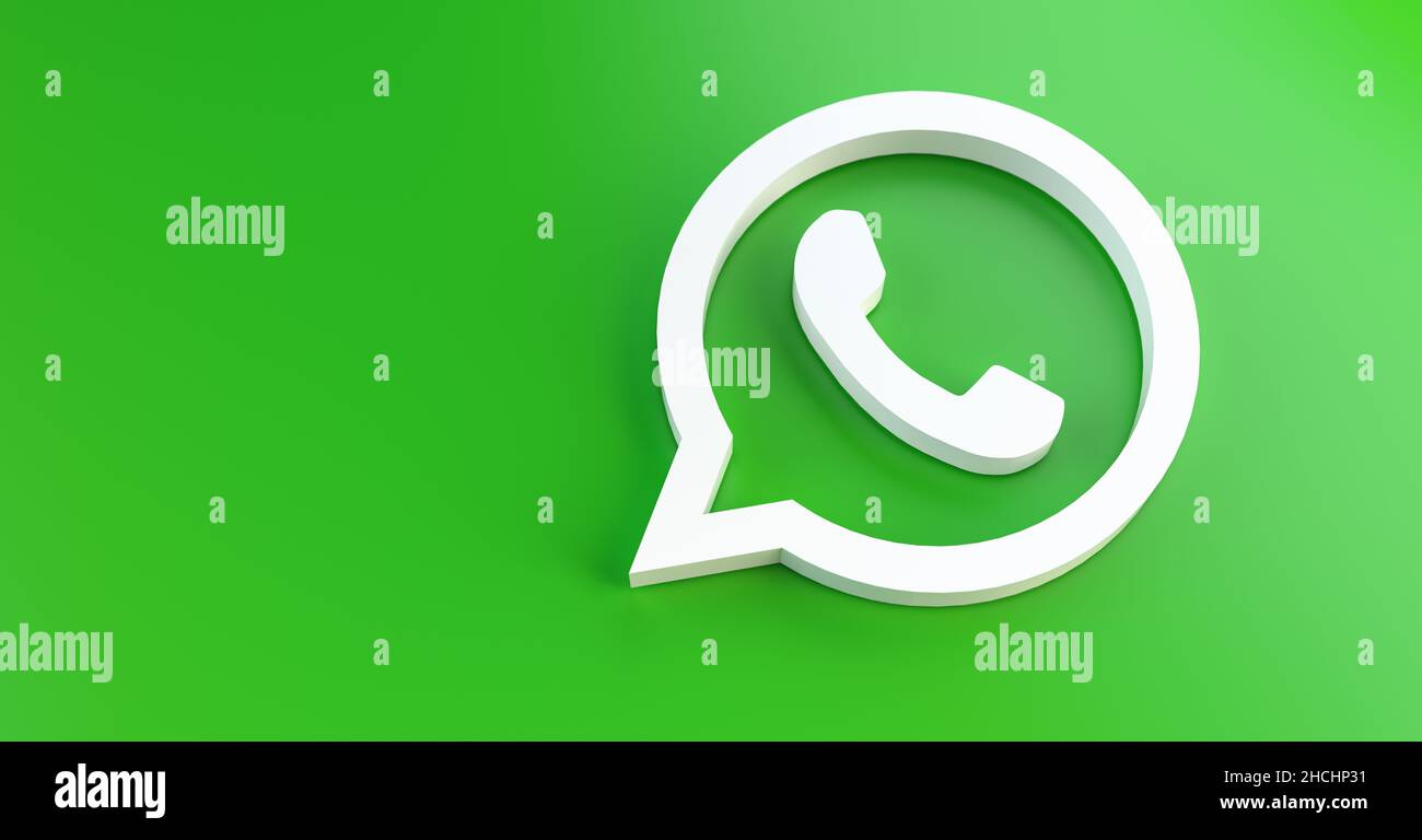 WhatsApp-Logo für Websites, mobile Anwendungen, Banner, gedruckt auf grünem Kunststoffhintergrund. WhatsApp ist eine Instant Messaging App für Smartphones. Stockfoto