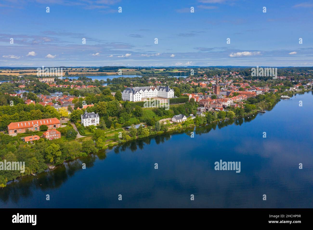 Luftaufnahme über 17th Jahrhundert Schloss Plön / Plöner Schloss am Ufer des Großen Plön Sees / großer Plöner See, Schleswig-Holstein, Deutschland Stockfoto