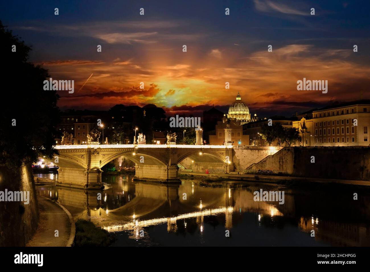 Blick auf die Brücke Vittorio Emanuele und den Petersdom bei Sonnenuntergang. Rom, Italien Stockfoto