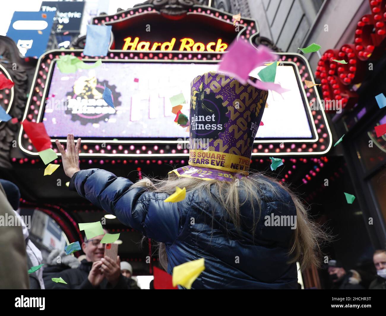 New York, Usa. 29th Dez 2021. Zwei Tage vor der Silvesterfeier auf dem Times Square in New York City am Mittwoch, dem 29. Dezember 2021, testen die Organisatoren und der Presenting Sponsor Planet Fitness die Lufttüchtigkeit von Konfetti vom Hard Rock Cafe Marquee. Foto von John Angelillo/UPI Credit: UPI/Alamy Live News Stockfoto