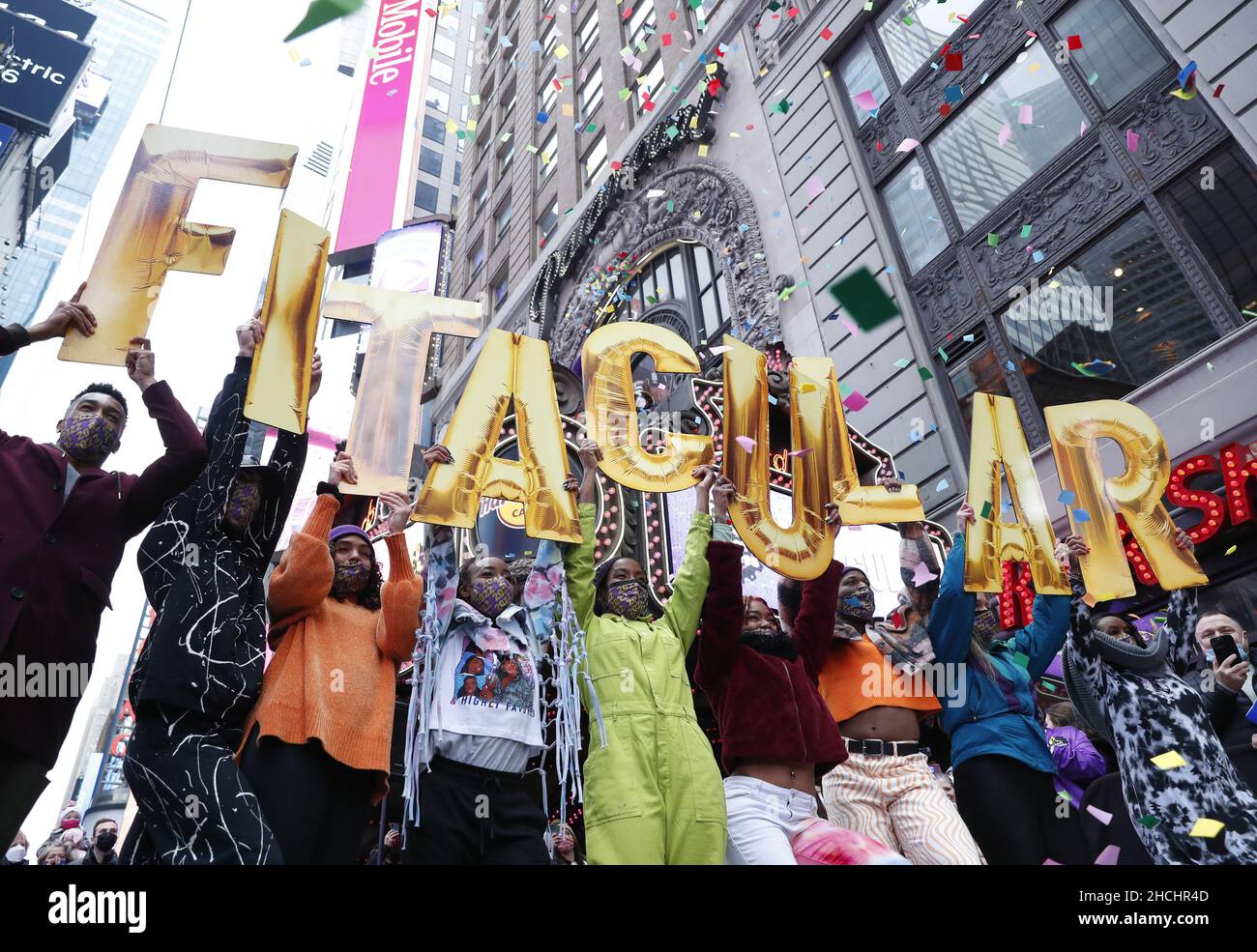 New York, Usa. 29th Dez 2021. Zwei Tage vor der Silvesterfeier auf dem Times Square in New York City am Mittwoch, dem 29. Dezember 2021, testen die Organisatoren und der Presenting Sponsor Planet Fitness die Lufttüchtigkeit von Konfetti vom Hard Rock Cafe Marquee. Foto von John Angelillo/UPI Credit: UPI/Alamy Live News Stockfoto