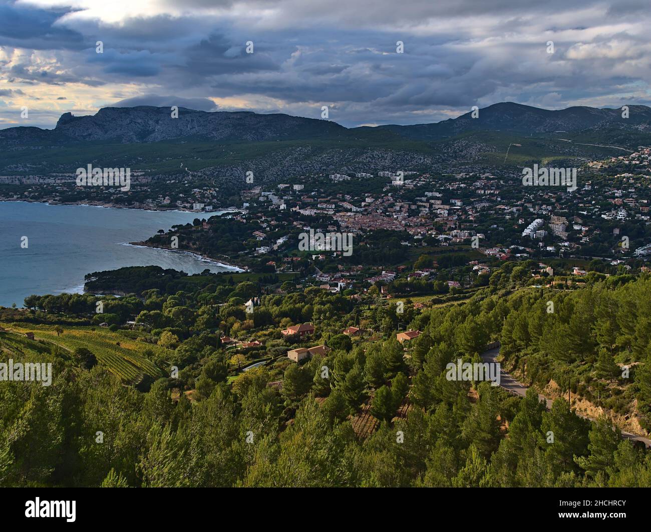 Schöne Aussicht auf die kleine Stadt Cassis, Französische Riviera am mittelmeer mit den Bergen des Massif des Calanques im Hintergrund. Stockfoto