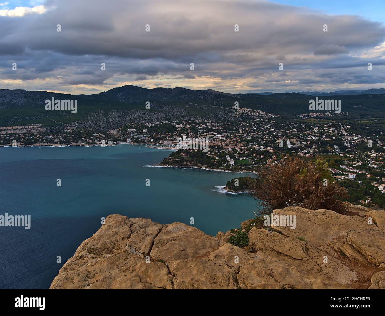 Schöner Panoramablick über die französische Riviera mit der kleinen Stadt Cassis am mittelmeer mit Felsen vor dem Gipfel des Cap Canaille. Stockfoto
