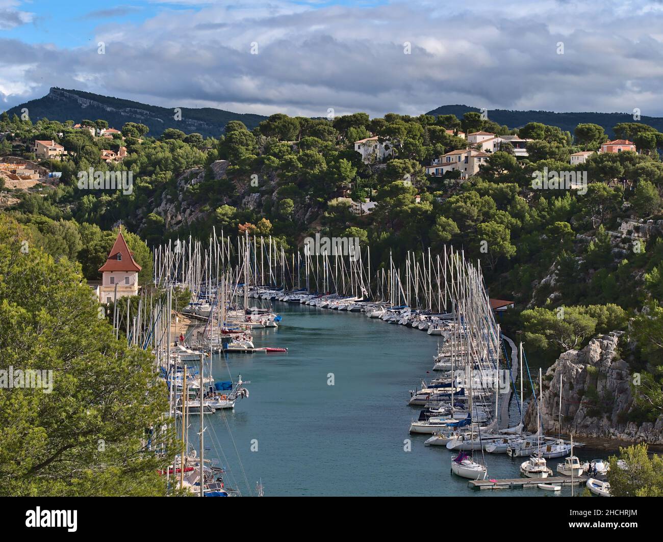 Blick auf Calanque de Port-Miou in der Nähe von Cassis, Französische Riviera, Frankreich mit festfahrenden Booten an sonnigen Herbsttag am mittelmeer in den Calanques. Stockfoto