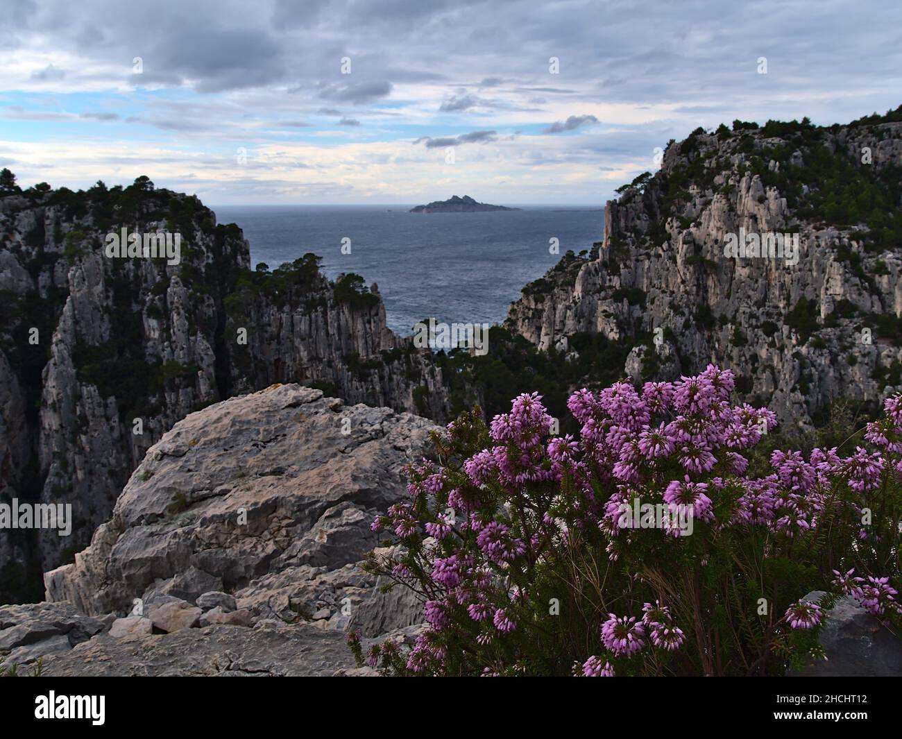 Wunderschöne Aussicht auf raue Klippen im Calanques Nationalpark bei Cassis, an der französischen Riviera an der mittelmeerküste mit der Insel Ile Riou am Horizont. Stockfoto