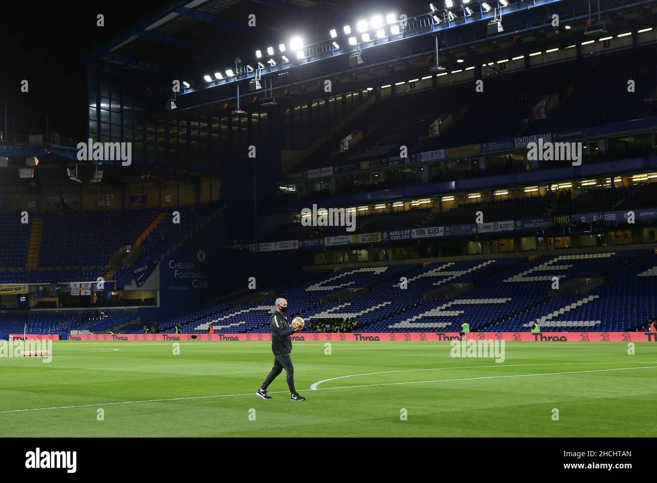 London, Großbritannien. 29th Dez 2021. Mike Dean, der Schiedsrichter, sieht sich vor dem Premier League-Spiel in Stamford Bridge, London, an. Bildnachweis sollte lauten: Jacques Feeney/Sportimage Kredit: Sportimage/Alamy Live News Stockfoto