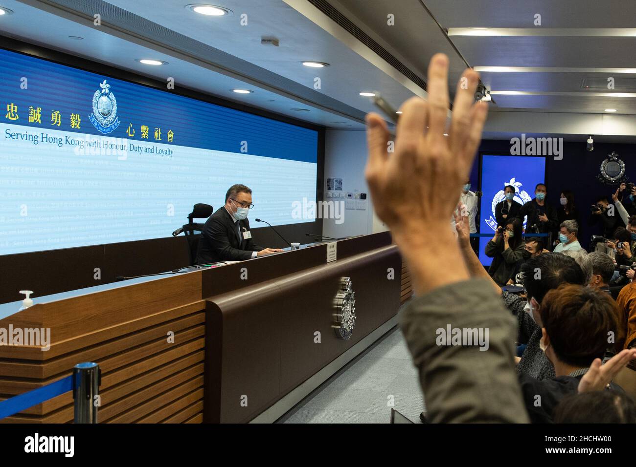 Journalisten sahen in der Pressekonferenz, wie sie ihre Hände hochhebten, während sie Fragen zur Veranstaltung der Stand News stellten.das Nationale Sicherheitsministerium der Polizei hielt eine Pressekonferenz über die Überfall von Stand News ab, der unabhängigen Nachrichtenagentur in Hongkong mit Mitgliedern des Redaktionsrats der Stand News, Redakteure und Vorstandsmitglied der Popsängerin Denise Ho und der Rechtsanwältin Margaret Ng wurden verhaftet. Die Polizei gab offiziell bekannt, dass sie 61 Millionen Aktiva der Nachrichtenabteilung eingefroren haben, eine der höchsten Beträge seit der Einführung des nationalen Sicherheitsgesetzes, und behauptete, dass die Nachrichtenmeldung Hass und Subversion anstiften werde Stockfoto