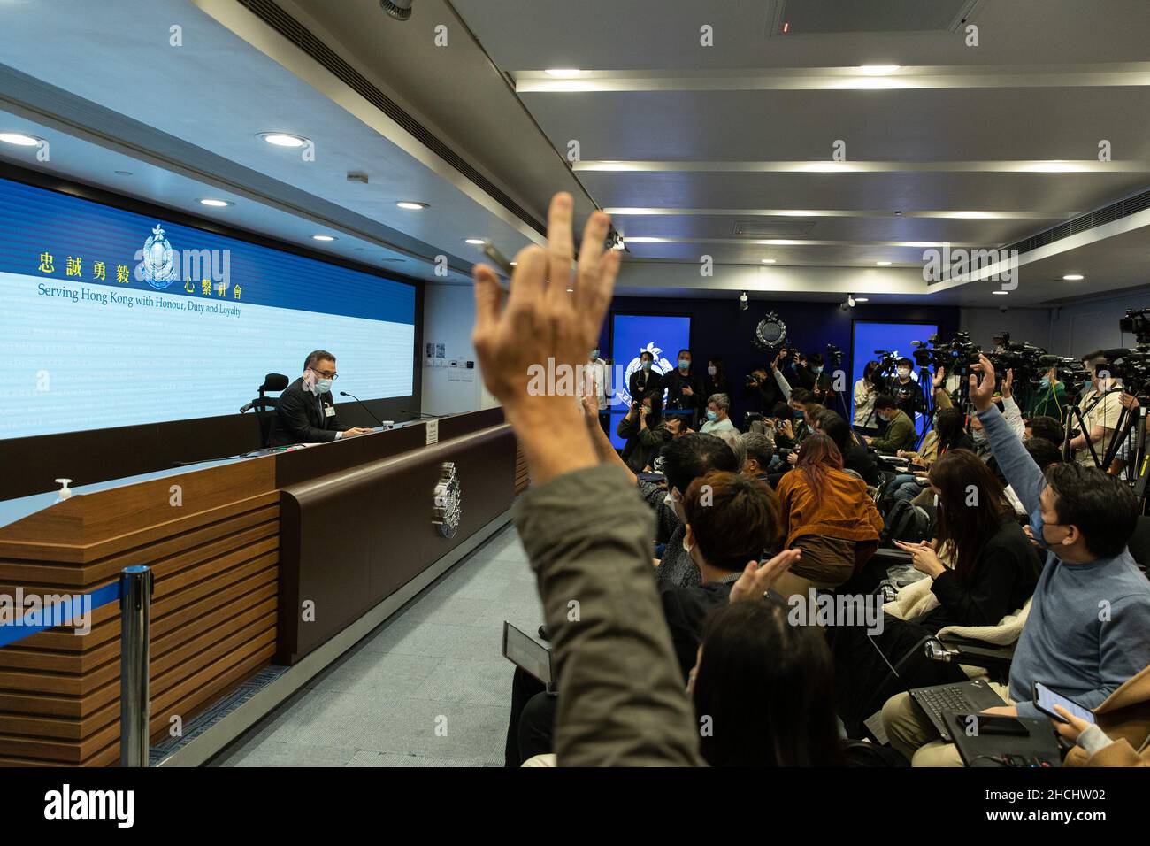 Journalisten sahen in der Pressekonferenz, wie sie ihre Hände hochhebten, während sie Fragen zur Veranstaltung der Stand News stellten.das Nationale Sicherheitsministerium der Polizei hielt eine Pressekonferenz über die Überfall von Stand News ab, der unabhängigen Nachrichtenagentur in Hongkong mit Mitgliedern des Redaktionsrats der Stand News, Redakteure und Vorstandsmitglied der Popsängerin Denise Ho und der Rechtsanwältin Margaret Ng wurden verhaftet. Die Polizei gab offiziell bekannt, dass sie 61 Millionen Aktiva der Nachrichtenabteilung eingefroren haben, eine der höchsten Beträge seit der Einführung des nationalen Sicherheitsgesetzes, und behauptete, dass die Nachrichtenmeldung Hass und Subversion anstiften werde Stockfoto