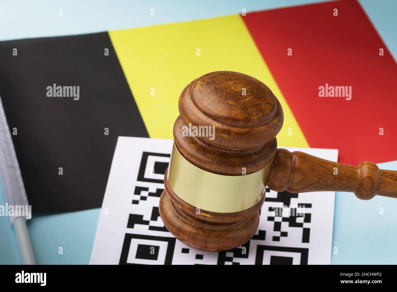 Richter Gavel, Barcode-Blatt und belgische Flagge, das Konzept der administrativen Strafe für die Verletzung des Regimes mit QR-Codes in Belgien Stockfoto